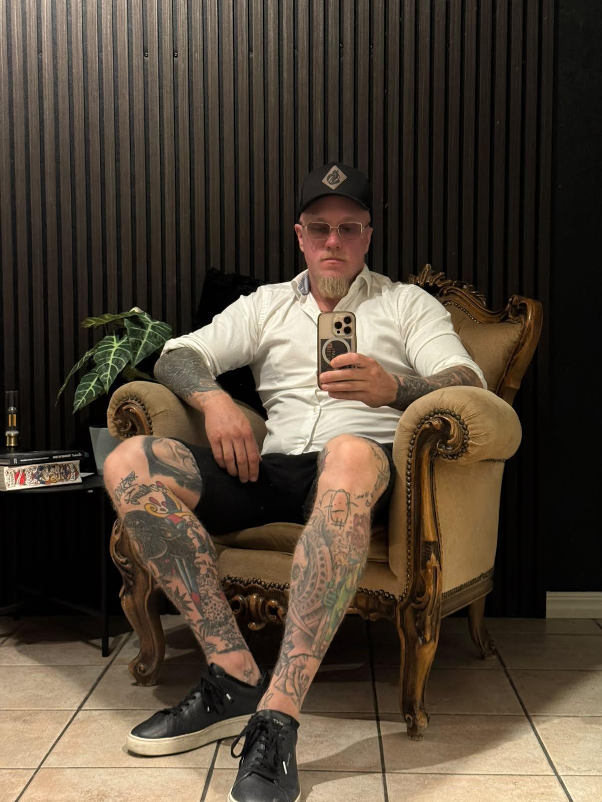 Erik sitter i en fåtölj